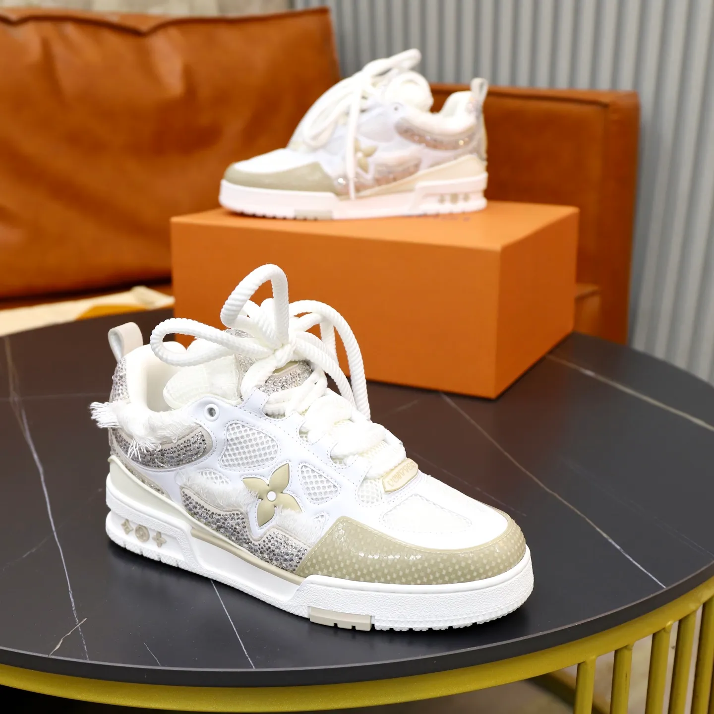 Ex-factory price: 860💰LV Couple👫Louis Vuitton TRAINER sneakers classic Louis Vuitton men's artistic director Virgil Abloh picked inspiration to create this LV Trainer sneaker. Yingze crystal inlays present a colorful effect. VS can be matched with two gorgeous effect colors. The LV letter logo badge on the tongue is gorgeous and noble. The LV letter is decorated on the side. The outsole is decorated with a Monogram flower pattern. It shows the trend of elegance and nobility! Men's and women's models: 35-46